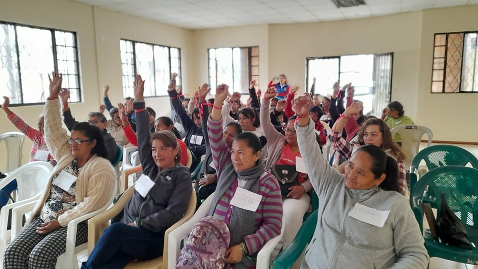 AzuayPrefectura's tweet image. 📌A través de nuestro convenio con la Fundación María Amor, realizamos el taller: "Mujeres económicamente independientes: un futuro más próspero" dirigido al grupo de mujeres dedicadas a la cría de cuyes en #Ricaurte.👩‍🌾👵🏻👩🏻🙋🏻‍♀️
