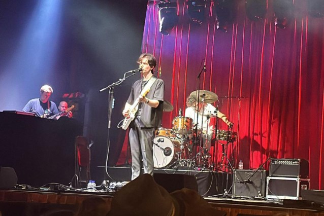 Zo breed is zijn publiek geworden: Luisterplein bedankt Milo Meskens en zijn gillende gitaar met staande ovatie dlvr.it/TB119v