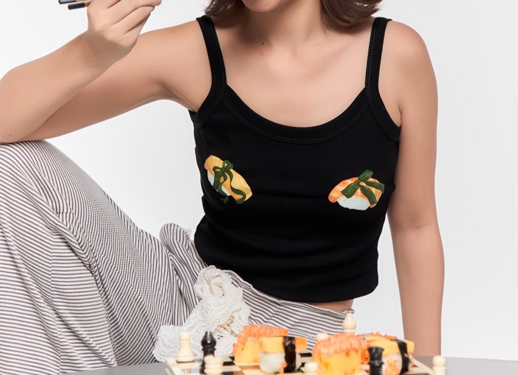 missp_mystaery's tweet photo. เจอร้านนี้มาฮะ เป็น tank top ลายเชอรี่กับซูซิ แต่ความเก๋อยู่ตรงดีเทล เชอร์รี่เป็นลายลูก��อล ส่วนซูซิก็เอาสาหร่ายมาพันเป็นโบว์คอตเทจคอตใจ 🍒🍣🎀 มีกิมมิคตรงเย็บตะเข็บเป็นสีแดงสีเขียว นี่ว่าใส่ละคิ้วท์มาก แมทช์ได้หลายลุคเลย 🤏🏻 https://t.co/oiWRjBixzj