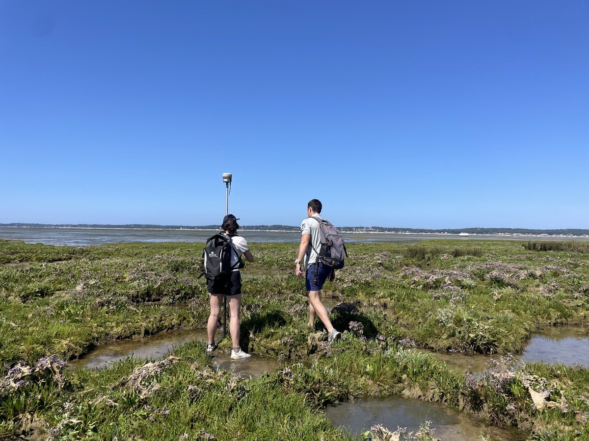 📢Mission sur l’Île aux Oiseaux
Le mardi 23/07, les agents de l’Observatoire de la côte de Nouvelle-Aquitaine ont réalisé leur mission de suivi sur l’Île aux Oiseaux à La Teste-de-Buch.
👉🏻L’objectif : mieux comprendre la dynamique du trait de côte et prévoir son évolution future.