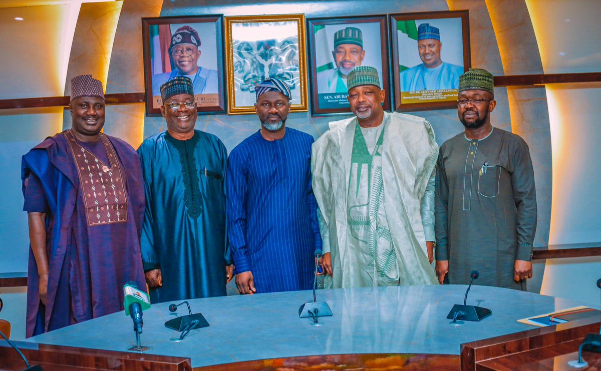 SenatorAKyari's tweet image. I engaged in a strategic meeting with the leadership team from Origin Tech Group (@Origintechng) to advance the Greener Hope National Agricultural Development Program.

This crucial initiative, a collaborative effort between the Federal Ministry of Agriculture and Food Security…