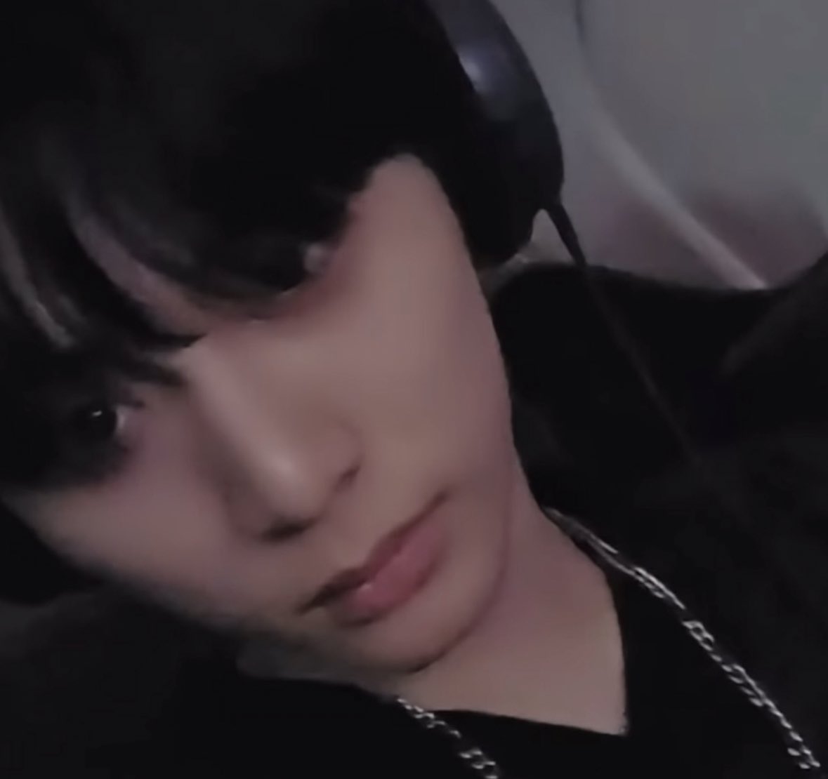 taesanbsd's tweet image. han taesan #minivlog moodboard 🎧🐈‍⬛❤️👓