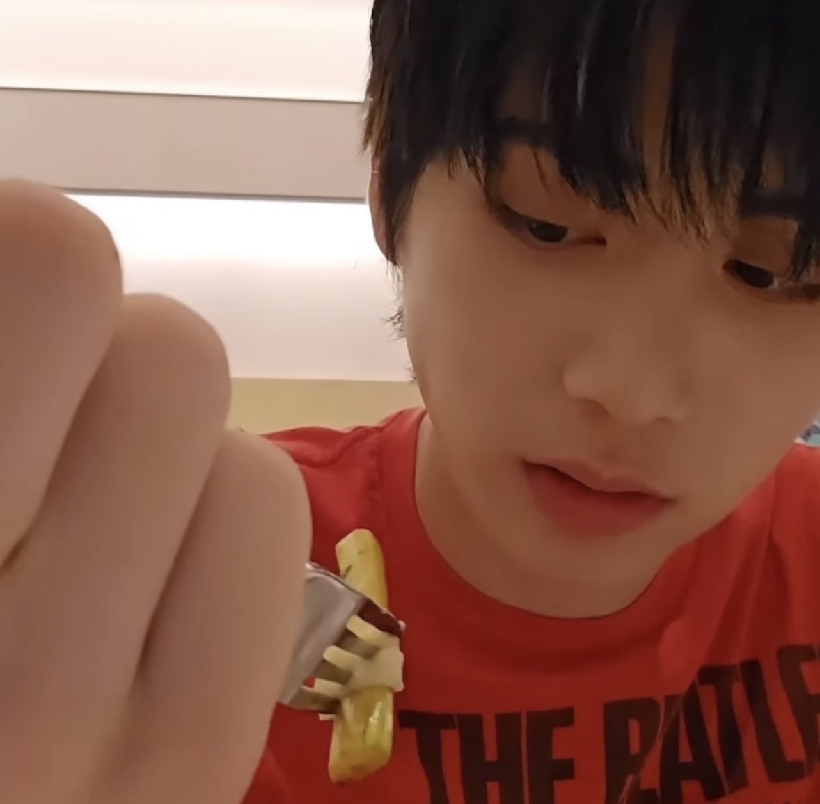 taesanbsd's tweet image. han taesan #minivlog moodboard 🎧🐈‍⬛❤️👓