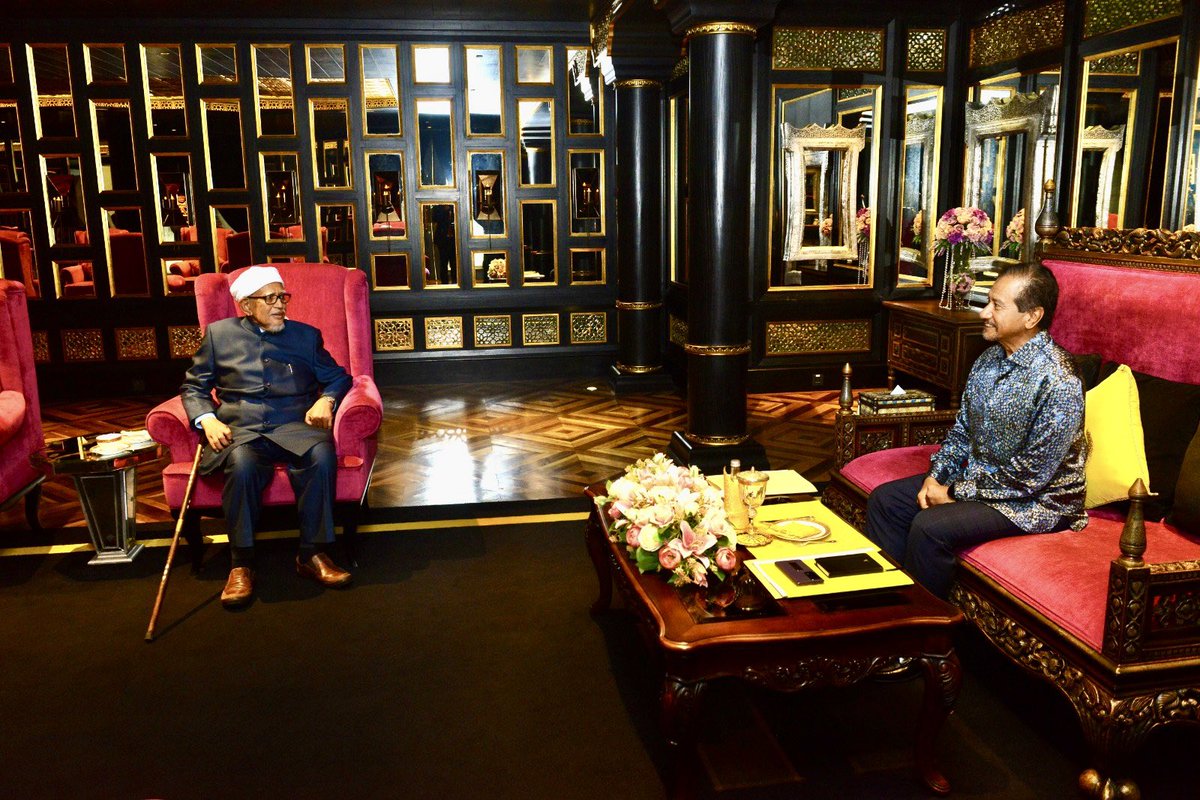 Menjunjung kasih Kebawah Duli Yang Maha Mulia Sultan Terengganu Al-Wathiqu Billah Sultan Mizan Zainal Abidin ibni Almarhum Sultan Mahmud Al-Muktafi Billah Shah atas limpah perkenan menerima patik menghadap di Istana Syarqiyyah, hari ini.
 
Semoga KDYMM Tuanku Sultan sentiasa