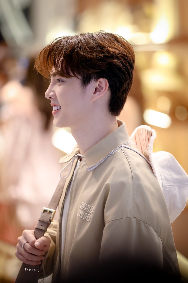 oasinus's tweet photo. ยิ้มเล็ก ยิ้มน้อย

CHATOSTUDIO X BenzGarfield 

@Benzalert_np 

#ChatoSavoirArt 
#ChatoSummerHoliday 
#BENZALERT 
#BenzGarfield https://t.co/aZGlEzG5gv