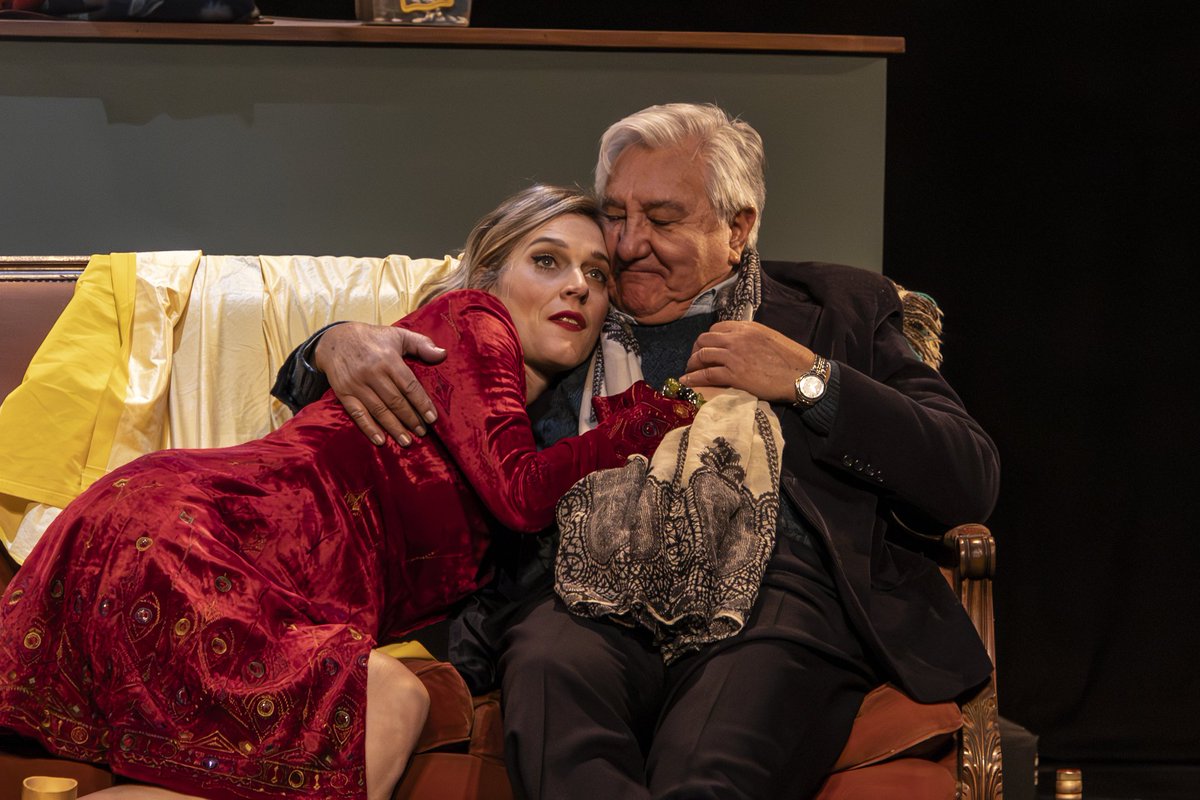 Es un momento para llenar los teatros. 
Te recomiendo "Entre sombras" en el <a href="/galpondeguevara/">El Galpon de Guevara</a> 
Gran movida actoral y escenográfica en una obra de Michael Cristofer con la dirección de <a href="/BrunoPedicone/">Bruno Pedicone</a> 
(Dos últimas funciones los miércoles)