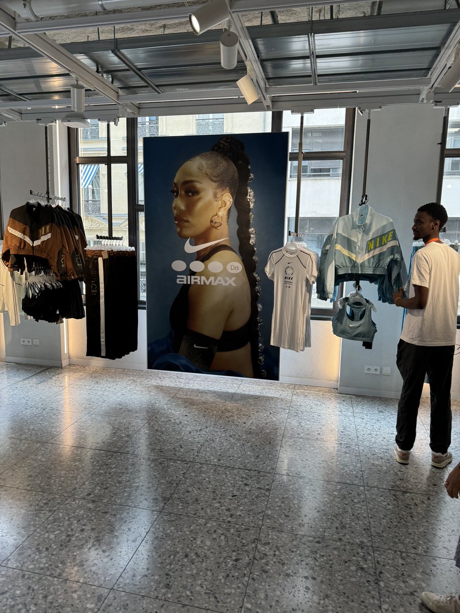 Alexisfromvegas's tweet image. @ the Nike store in Paris 😍 @_ajawilson22