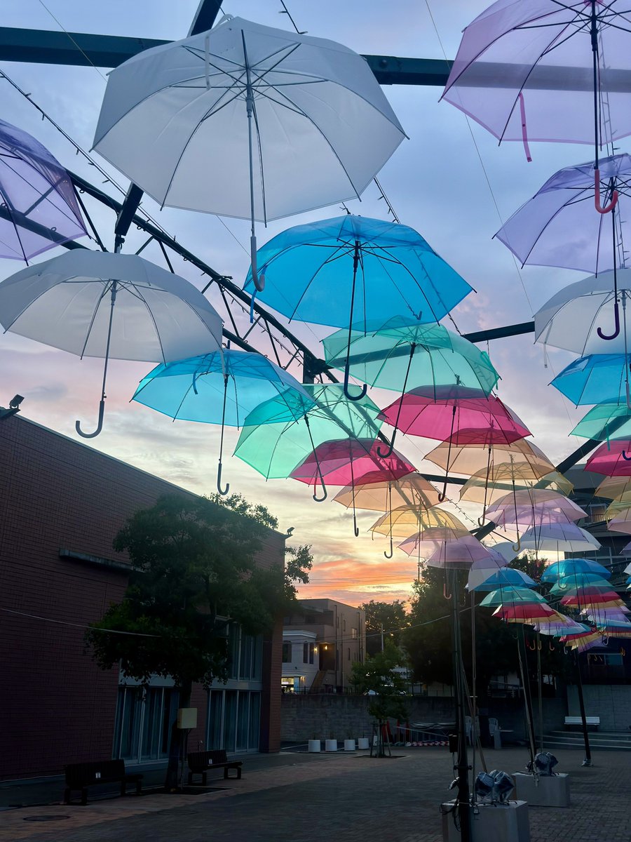 htc1450's tweet image. マジックアワーの
SUN-SKY HITACHITAGA

ライトアップが始まる直前
空色に委ねて撮ってみた

#日立市 #多賀市民プラザ #SUNSKY