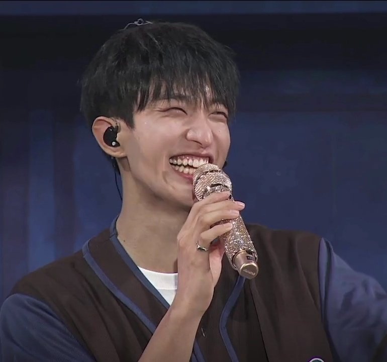PrincesMei1's tweet photo. WELCOME TO SVT CARATLAND D2
He look so soft and  cute🎀
#DK #Dokyeom
#캐럿랜드의_지휘에_맞춰
#SVTinCARATLAND2024
@pledis_17 https://t.co/3SVMdfKKhk