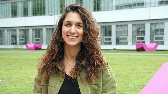 Verhaltensökologin Dr. Isabel Damas Moreira vor dem Universitätshauptgebäude