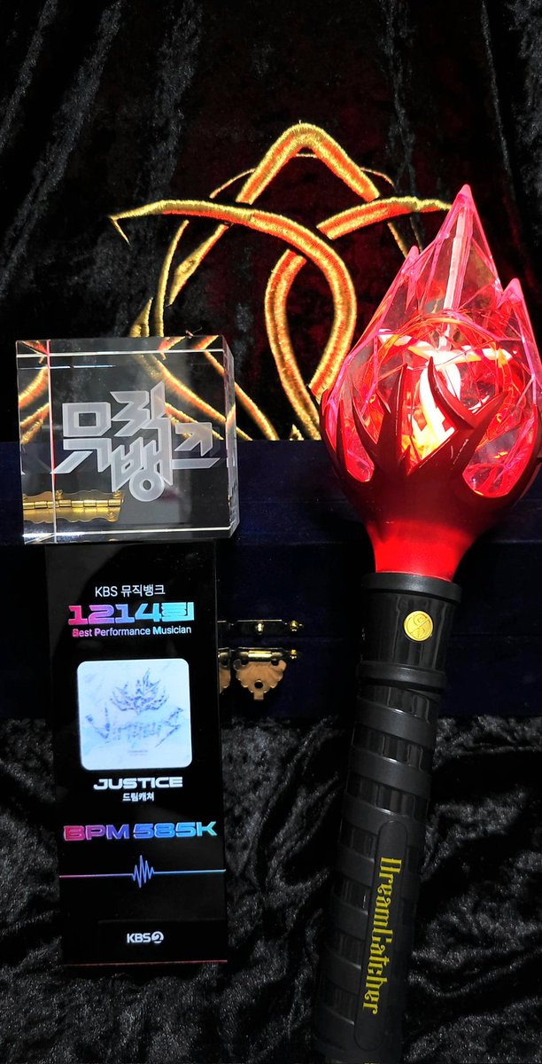 Dayb_Dayd's tweet photo. 우리들의 일곱 영웅, 드림캐쳐의 BPM 1위를 축하합니다💕

세계 모든 곳에서 드림캐쳐를 위해 투표하고 노력해준 인썸니아분들 대신 받았다는 생각으로 소중히 간직하겠습니다.
진심으로 감사합니다!

#뮤직뱅크 #드림캐쳐_BPM1위 #드림캐쳐
#Dreamcatcher #JUSTICE
#BPM #올차트BPM #BPM트로피인증 https://t.co/w9PzInYxNX
