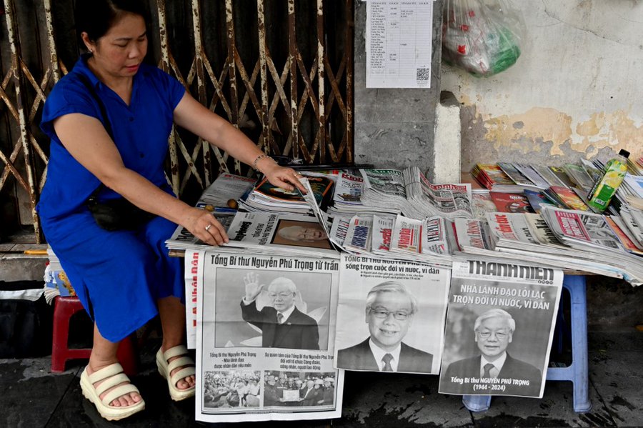 Le #Vietnam 🇻🇳 intensifie sa répression contre les voix critiques avant les funérailles nationales du secrétaire général du Parti communiste, Nguyen Phu Trong, vendredi. Les autorités ont demandé à Facebook de bloquer les publications dissidentes.  
📷 :AFP