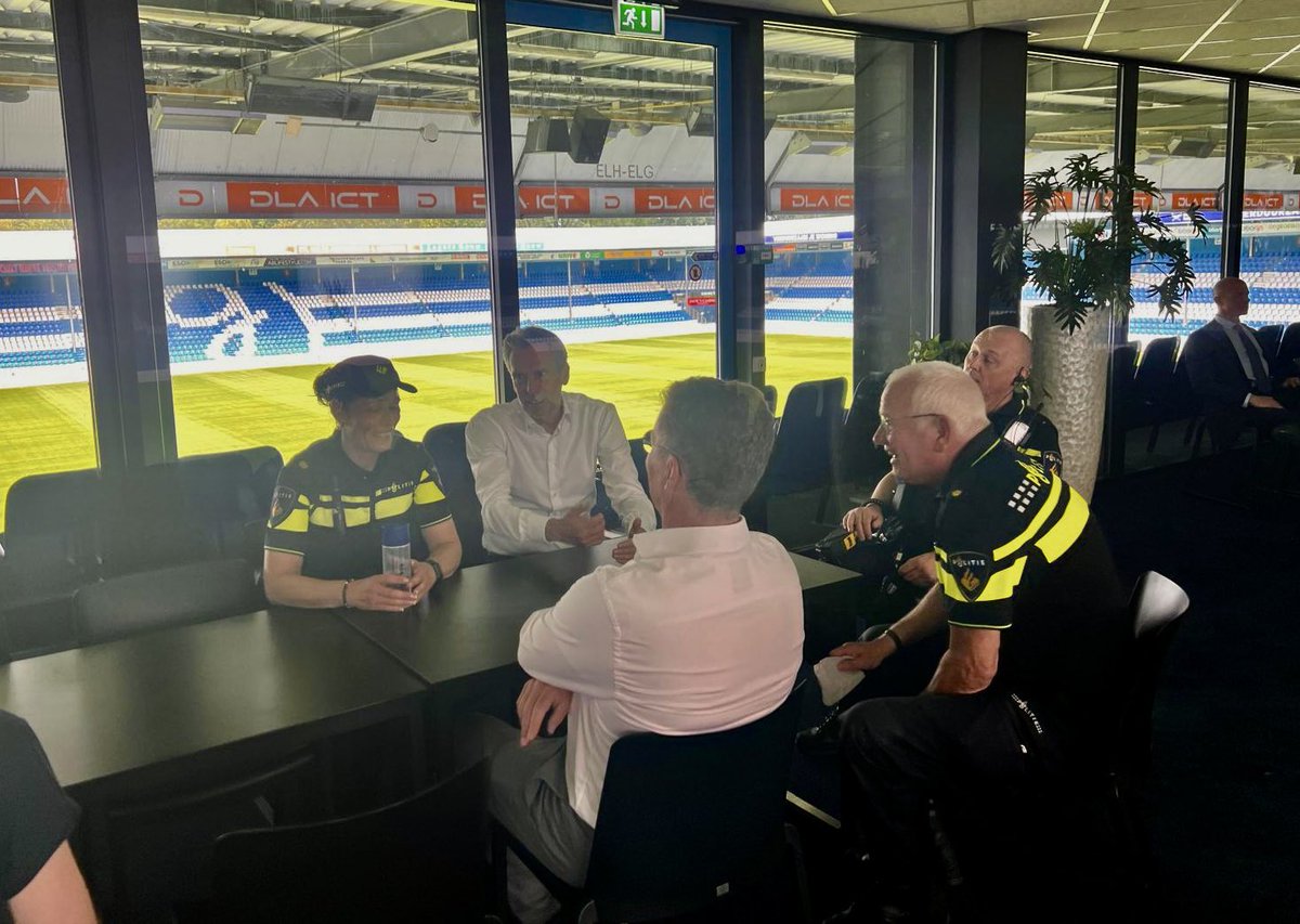 Politieagenten staan altijd klaar om iedereen veilig te houden. Vandaag was ik in Doetinchem op pad met wijkagenten Chantal en John <a href="/POL_Doetinchem/">Politie Doetinchem</a>. 

We bezochten een nachtopvang voor dak- en thuislozen en gingen naar ‘De Stadskamer’, een mooi project dat mensen uit hun