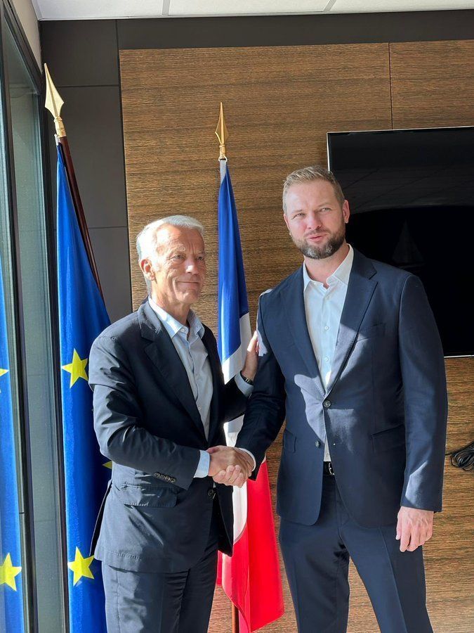 Patrick Martin
"<a href="/NicolasMetzdorf/">Nicolas Metzdorf</a>, député de #NouvelleCalédonie, est venu me dire la terrible inquiétude des chefs d’entreprise du territoire défendus avec courage par <a href="/mimsy_daly/">Mimsy Daly</a>, présidente du <a href="/MedefNC/">MEDEF-NC</a>.
Nous devons être totalement mobilisés pour répondre à cette situation."