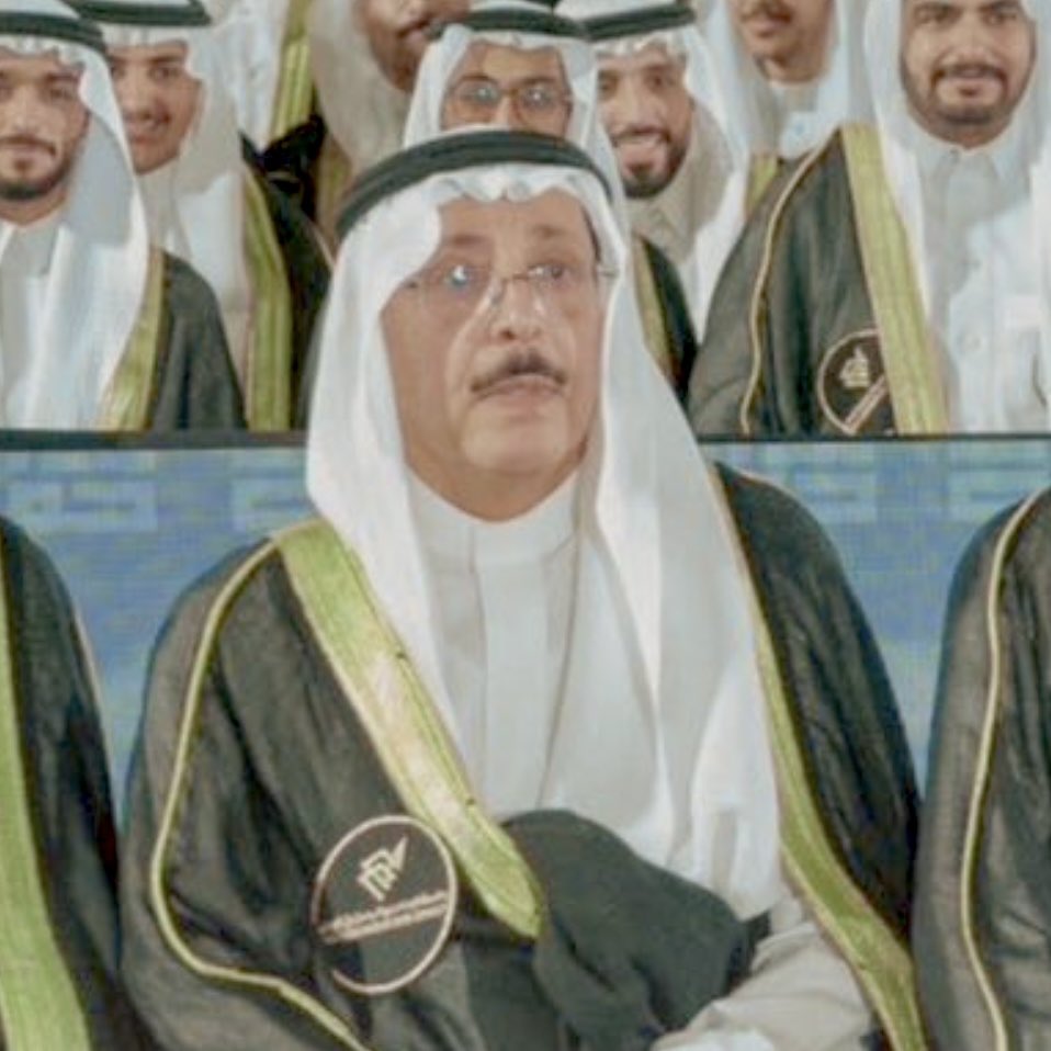 MSMAlkathiri's tweet photo. مع انتهاء فترة معالي الأستاذ الدكتور عبدالله بن محمد الربيش رئيسًا للجامعة، وانتهاء فترة سعادة الدكتور غازي بن عبدالرحمن العتيبي نائبًا لرئيس الجامعة للشؤون الأكاديمية، أود أن أعبر عن شكري وتقديري وامتناني لهؤلاء القادة الأفذاذ الأعلام. وأي كلمات يمكن أن تصف سيرتهم الجليلة قيادةً وإنجازًا وبذلًا وإخلاصًا، وقد قادوا بتوفيق الله وتكاتف الجهود #جامعة_الإمام_عبدالرحمن_بن_فيصل لتصبح صرحًا أكاديميًا رائدًا على المستوى الوطني والعالمي.
شرفت بالعمل في معيتهم وتحت قيادتهم لسنوات، وعرفتهم عن قرب، في اليسر والشدة، فما كان منهم إلا الصدق والإحسان والتفان والحرص على المصلحة العامة في كل الأحوال. تجاوز أثرهم أسوار الجامعة، إلى أجيال من أبناء وبنات وطننا الغالي فكانوا لهم خير قدوة، فجزاهم الله خيرًا ووفقهم. 
وإذ يترجلون عن موضع القيادة فإنهم لا يرحلون بل يبقى ذكرهم وأثرهم شاهدًا لهم بإذن الله على تحمّل المسؤولية وأداء الأمانة. سائلًا المولى عز وجل لهم التوفيق وأن يحفظهم ويرعاهم.