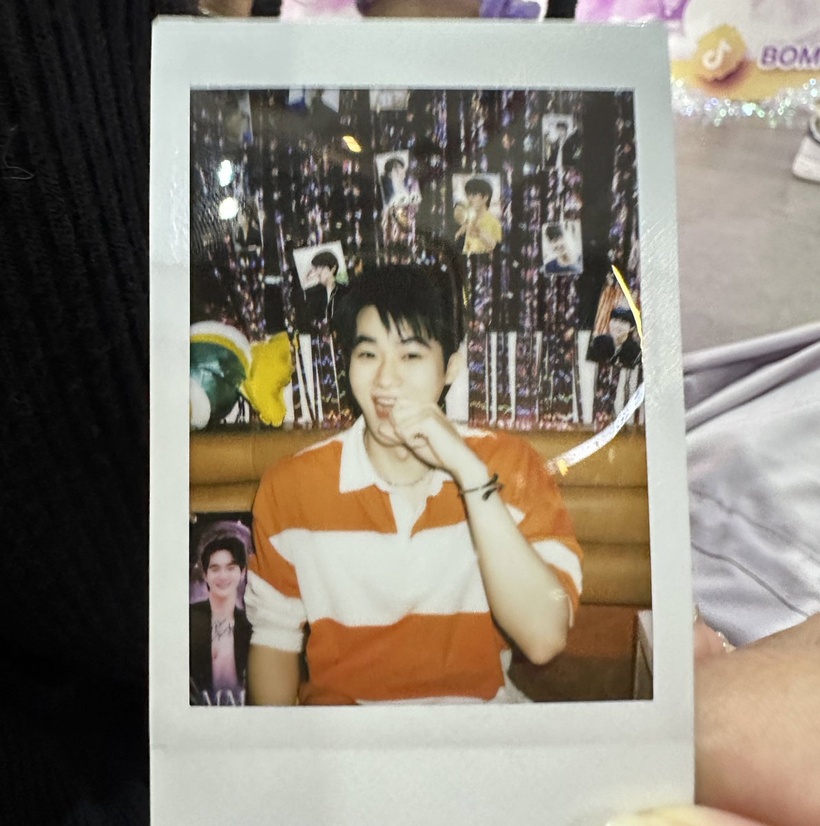 mubom_95's tweet photo. ขออนุญาตคนได้พรล.ด้วยคับ ไปขอแอบถ่ายมา เป็นท่าบอมแบมตอนเด็กๆ น่ารักที่สุด ;--; #bommu #Bommu29thBdayMeeting https://t.co/n7arym7OUg