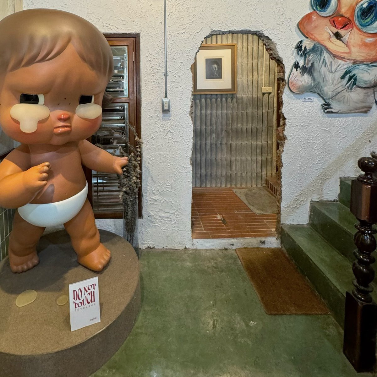 ununfah's tweet photo. Unplan
📍https://t.co/PLsjkNgvrG
สาย Art toy ต้องชอบร้านนี้ มีน้อง Cry baby ตัวใหญ่เบิ้มคอยต้อนรับ แถมมีขาย art toy พร้อมอุปกรณ์ทำพวงกุญแจเพียบ มั่นใจว่าวันหยุดคนแน่นแน่นอน ร้านแคบมีที่นั่งไม่เยอะ ถ้ามาวันหยุดอาจต้องทำใจ ส่วนกาแฟอร่อยถูกปากเรามาก 
🕕 9.30-18.00 น. (หยุดวันอังคาร)
🚙 ไม่มีที่จอดรถ แนะนำวนหาเอาในซอยริมถนนแถวๆนั้นเอาคับ
