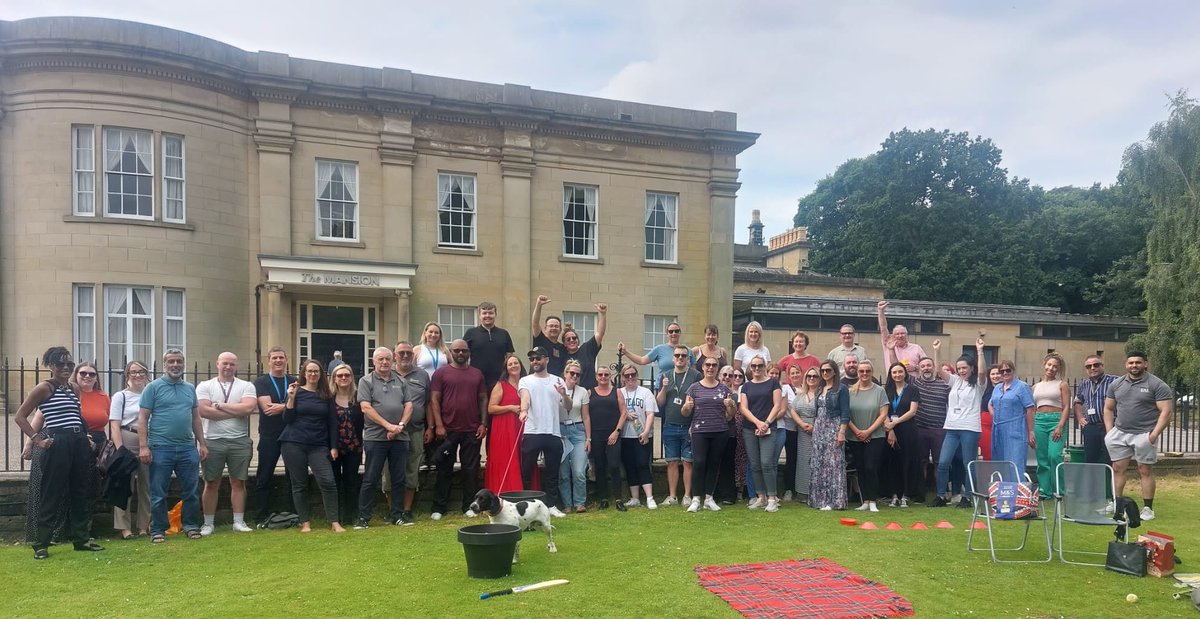 🌻Summer lunch time ‘Picnic in the Park’ at Roundhay Park…Gr8 to see so many people from across the Safer, Stronger Communities Service🙌🏽

#TeamLeeds