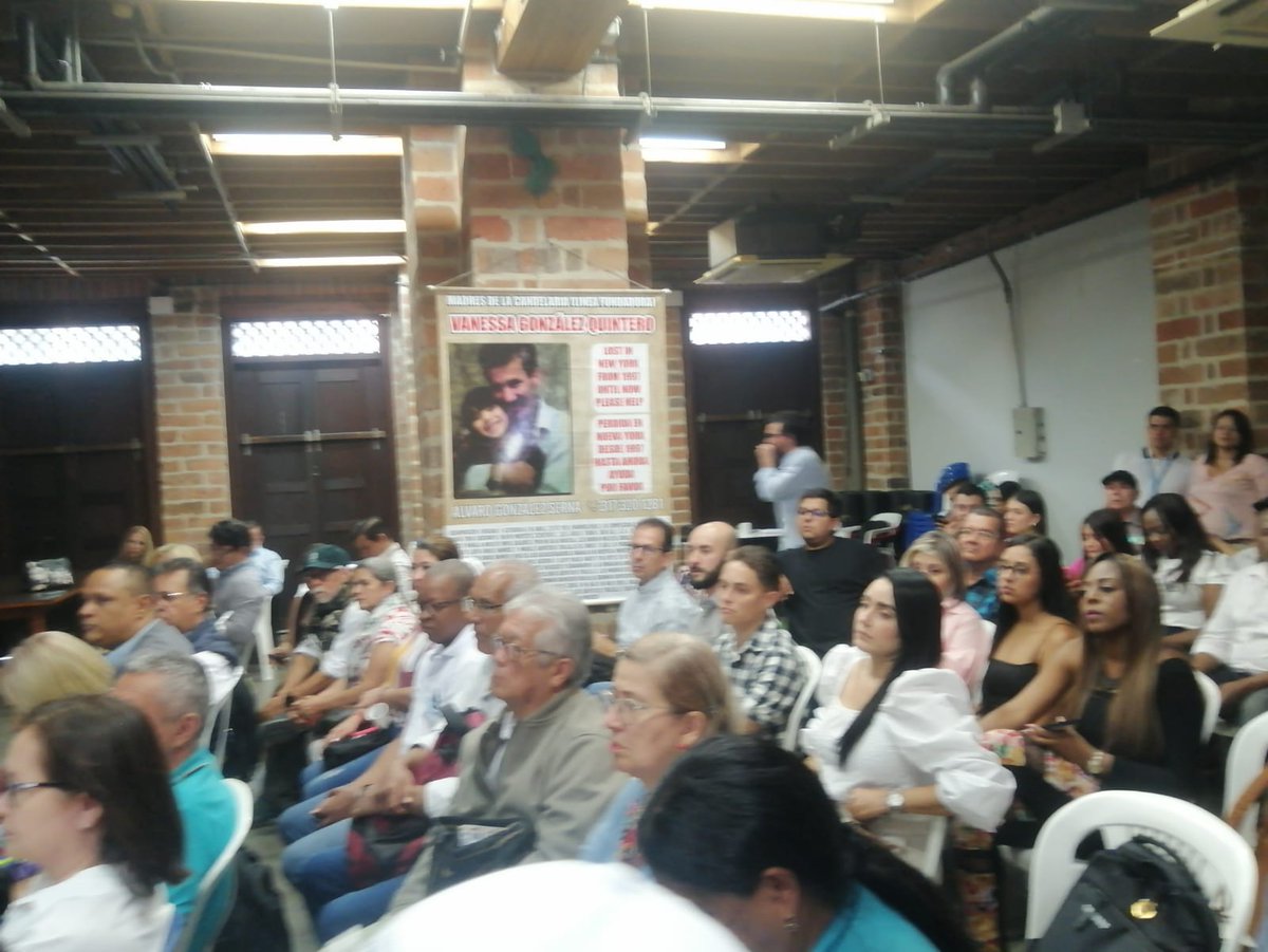 PazConsejo's tweet photo. Estuvimos en la @PazDDHHmed de @AlcaldiadeMed reunidos nuestro Consejo y diferentes Consejos de Paz del Área Metropolitana del Valle de Aburrá con el presidente y el secretario de la @JEP_Colombia hablamos sobre nuestros planes de acción, experiencias y retos como consejos. https://t.co/ob90PDVG2Q