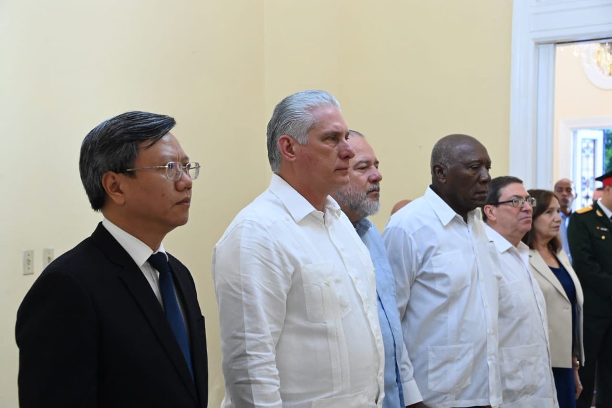 Acompañaron al Presidente cubano, el primer ministro, <a href="/MMarreroCruz/">Manuel Marrero Cruz</a>; el secretario de Organización del Comité Central del Partido, <a href="/DrRobertoMOjeda/">Dr. Roberto Morales Ojeda</a>; el vicepresidente <a href="/SalvadorValdesM/">SalvadorVM</a>; el canciller <a href="/BrunoRguezP/">Bruno Rodríguez P</a>; y la vicepresidenta de la Asamblea Nacional, <a href="/anamarianpp/">Ana Mari Machado</a>.