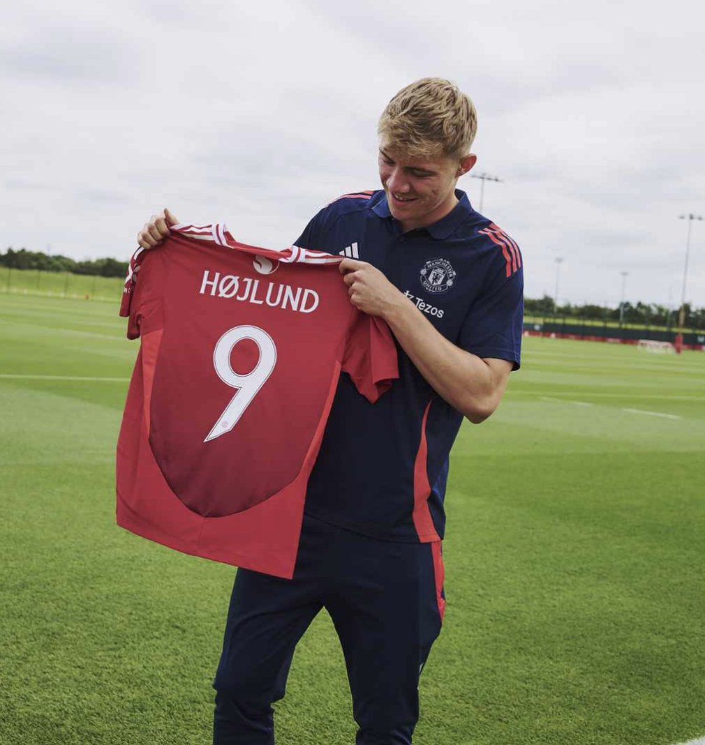 UtdDistrict's tweet photo. Rasmus is buzzing with his new number 😁9️⃣ https://t.co/6CPZ5OCAIq