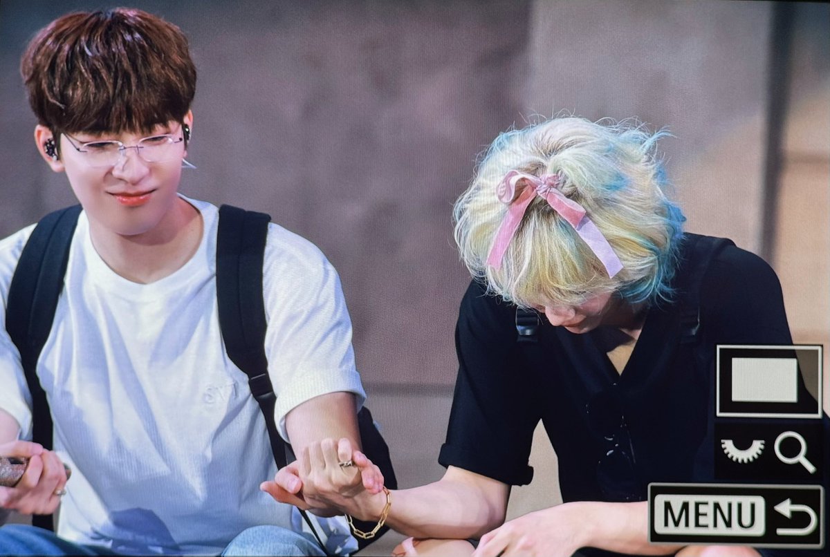 정하니가 원우한테 손 챡 내밀어서  
원우가 마이크 주니까 절레절레 
손? 하니까 끄덕끄덕 해서 
원우가 손잡아줌  ㅠㅠ 웃ㄱㅕ ....