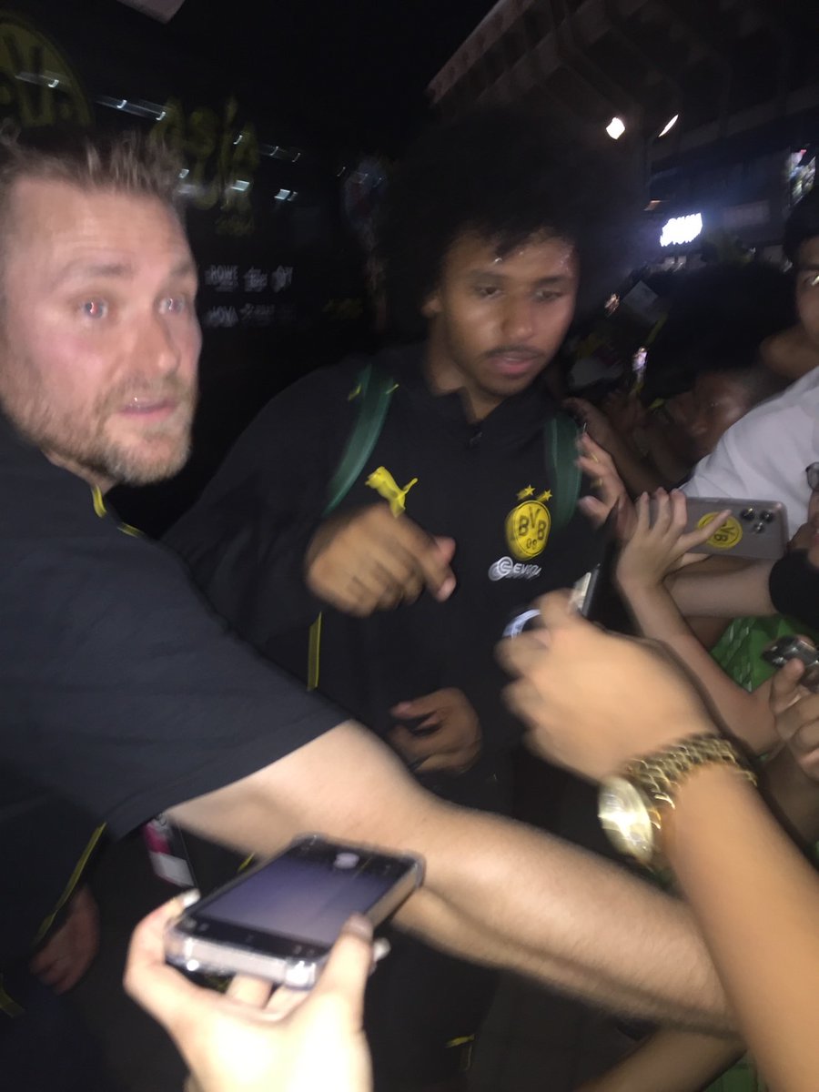 BVB27_Spurs's tweet photo. ドルトムント のアディエミやズーレ ムココと数え切れないほどの選手からツーショ サインいただけました！！

アディエミほんと好きだったんでこの日は最高の思い出になりました https://t.co/6m5cDSoLSx