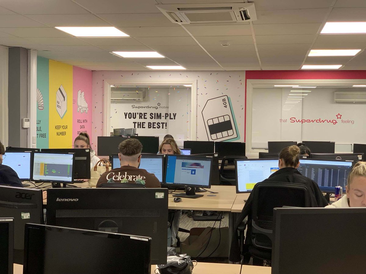 The sun's out, the office is full, and lunch was on the boss. Not a bad way to move into the end of the week 😜

#fmfam#summerworkvibes #customerservice #contactcentre