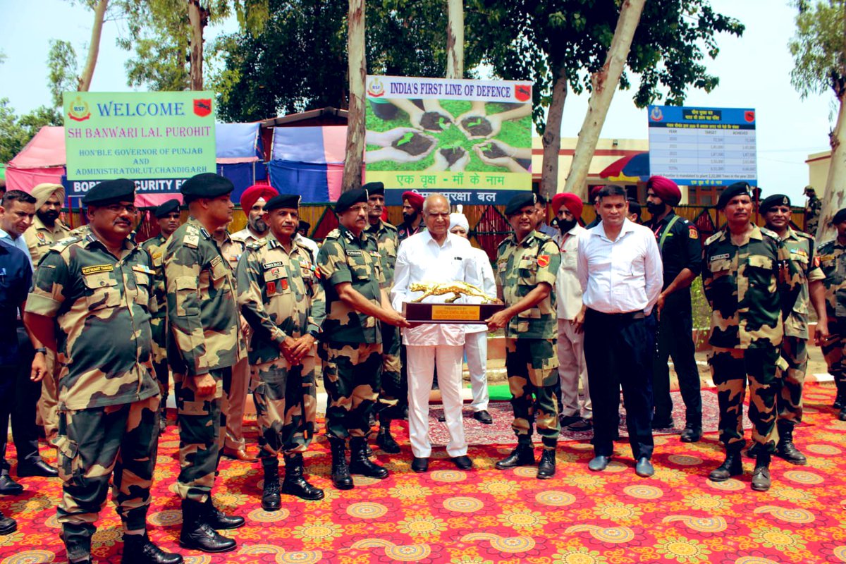 BSF_Punjab's tweet photo. 𝐇𝐨𝐧’𝐛𝐥𝐞 𝐆𝐨𝐯𝐞𝐫𝐧𝐨𝐫 𝐨𝐟 𝐏𝐮𝐧𝐣𝐚𝐛'𝐬 𝐕𝐢𝐬𝐢𝐭 𝐭𝐨 𝐁𝐨𝐫𝐝𝐞𝐫 𝐎𝐮𝐭𝐩𝐨𝐬𝐭

Today, Hon’ble Governor of Punjab, Shri Banwari Lal Purohit, visited BSF’s Border Outpost (BOP) in Amritsar sector, where he was welcomed by Shri Y.B. Khurania, IPS, SDG @BSF_SDG_WC and Dr. Atul Fulzele, IPS, IG BSF Punjab. Hon’ble Governor interacted with senior BSF officers and commended BSF’s efforts in curbing all types of cross-border crimes and being alert 24x7x365 by thwarting nefarious designs of counterpart.

As part of BSF Punjab's green initiative, he also contributed to BSF's plantation drive by planting a sapling. Additionally, he praised BSF's endeavors to empower and strengthen VDCs, encouraging its members to actively participate in the BSF's initiatives to combat smuggling and other cross-border crimes. Hon’ble Governor was also accompanied by other civil dignitaries from state administration and Punjab police.

#AlertBSF 

@BSF_India @HMOIndia @PMOIndia @DGPPunjabPolice 
@PunjabPoliceInd @PIBHomeAffairs @ANI @narcoticsbureau @MIB_India @FinMinIndia  @AmritsarRPolice @BorderRange