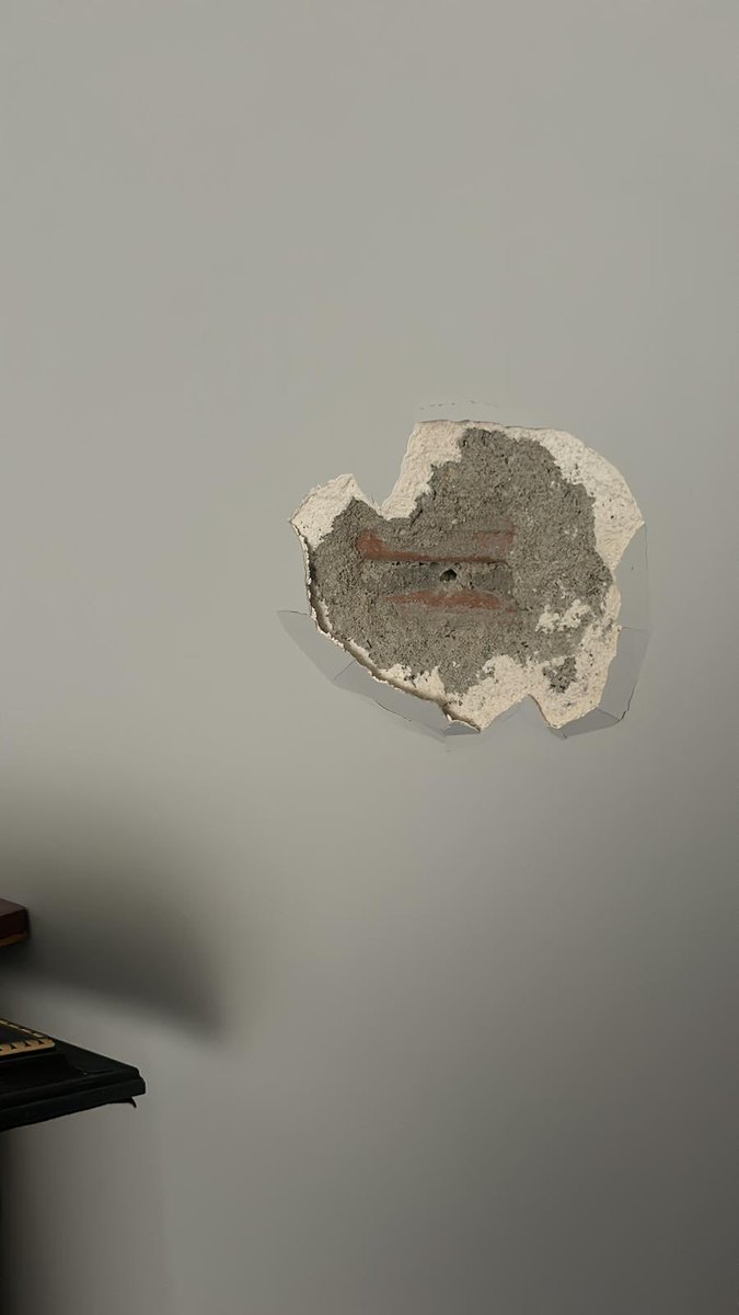 Kentsel dönüşüm ile evimizi yapan #osmanogluinsaatsultangazi inş. Firmasi kapatılsın . Evimize  tv montajı yapılırken ufacık bir matkap işinde olan sonuç .  Yapıldığı odanın birleşik olduğu diğer odadan sıva parçası düşmüs. Depremde bu ev ne olur? ⁦<a href="/kentsel_donusum/">KentselDonusum</a>⁩ ⁦