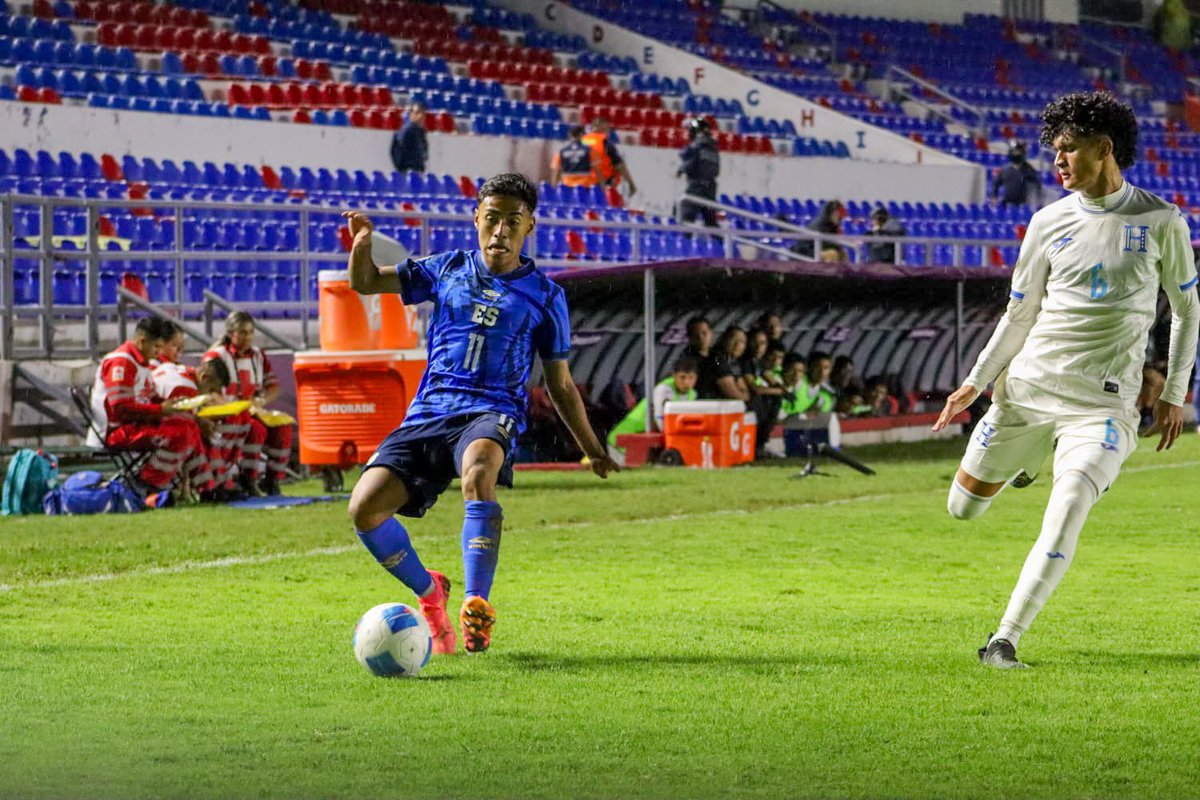 ElCuscatlecoDep's tweet photo. ¡LA SELECTA SUB 20 SE COMPLICA EN EL PREMUNDIAL!🫤

@LaSelecta_SLV cayó 4-1 ante Honduras y complicó sus aspiraciones de avanzar a los cuartos de final del Premundial Sub 20 de la CONCACAF, que se disputa en México.

#ElCuscatlecoD | #SelectaSub20 https://t.co/7IANXel4pL