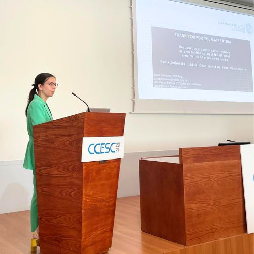 Max Planck Institute of Colloids and Interfaces (@mpicipotsdam) on Twitter photo Sonia Żółtowska wins the Belén Güemez Award for the best presentation at <a href="/ccesc2024/">CCESC2024</a>
She showed
➡️how to obtain industrially relevant molecules
➡️sustainably
➡️ with mesoporous graphitic carbon nitride as an efficient photocatalyst
<a href="/CatarTproject/">CATART Project</a> <a href="/GiustoGroup/">2D Covalent Thin Films</a> <a href="/upvehu/">UPV/EHU</a> Sonia Żółtowska wins the Belén Güemez Award for the best presentation at <a href="/ccesc2024/">CCESC2024</a>
She showed
➡️how to obtain industrially relevant molecules
➡️sustainably
➡️ with mesoporous graphitic carbon nitride as an efficient photocatalyst
<a href="/CatarTproject/">CATART Project</a> <a href="/GiustoGroup/">2D Covalent Thin Films</a> <a href="/upvehu/">UPV/EHU</a>