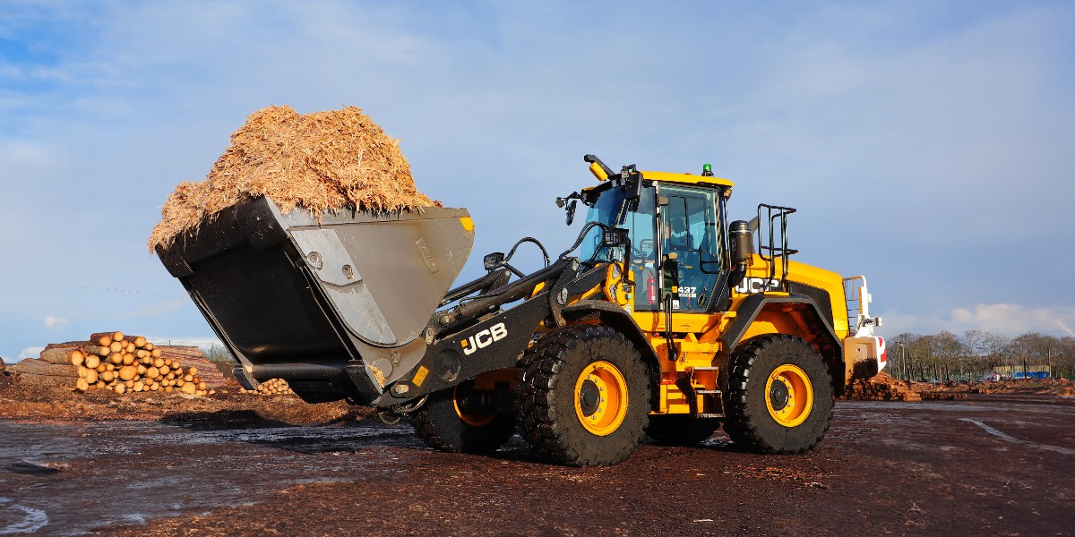 JCBmachines's tweet photo. Out of the woods. A #JCB 437 wheel loading shovel working for Gordon Timber. Discover more: https://t.co/uOQL1nxQN4. #WheelLoaderWednesday https://t.co/nMWJpA5l46
