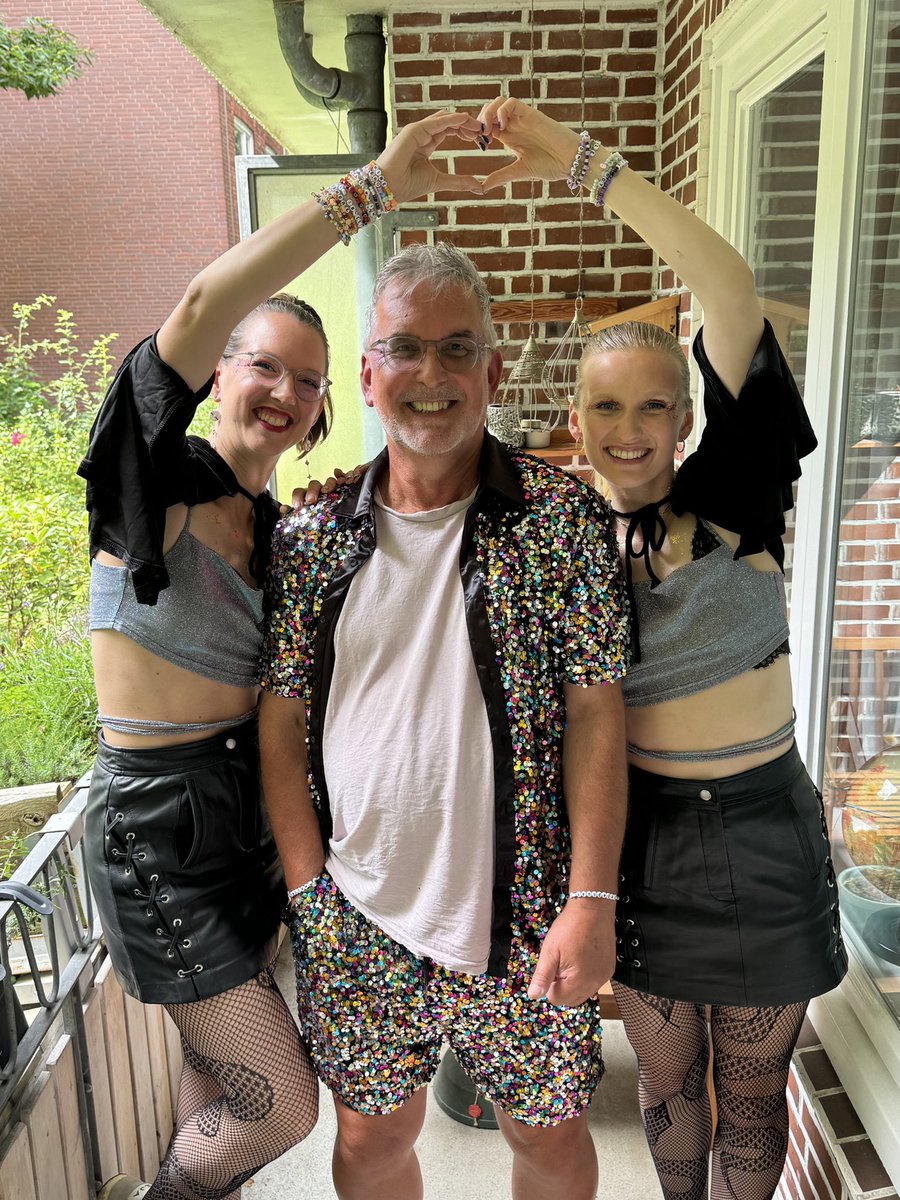 LisaMueDo's tweet photo. I dare to say it will be our best day, do you agree @taylornation13 @taylorswift13? #swiftiesdad #butdaddyweloveher @chatsandreacts #HamburgTSTheErasTour https://t.co/WQdkpgCWo2
