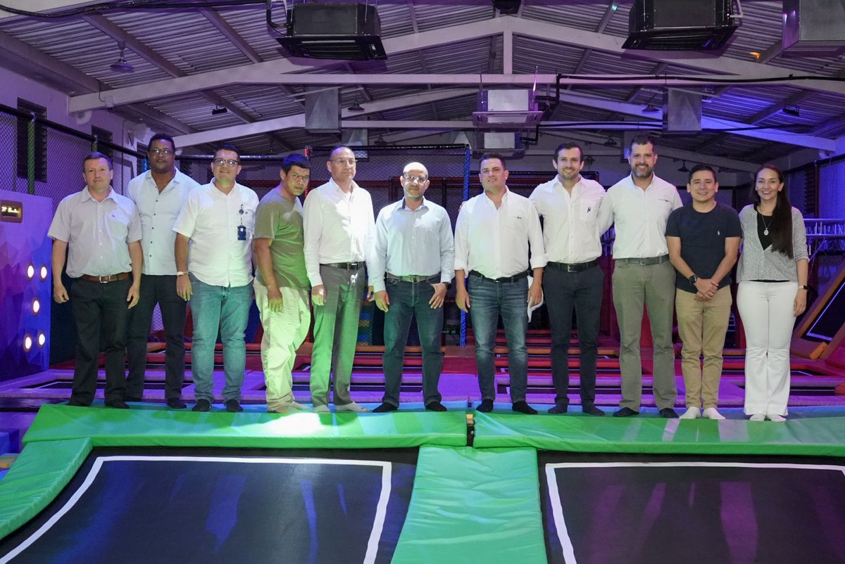 comfamiliarh's tweet photo. Los delegados de la @Supersubsidio iniciaron el segundo día de visitas y empezaron su recorrido por la nueva atracción #JumpingPark ubicada en el #ClubLosLagos, diseñada para el disfrute de toda la familia🤩
•
•
#PortuProgresoTodo #ComfamiliarHuila https://t.co/W94D0iana7