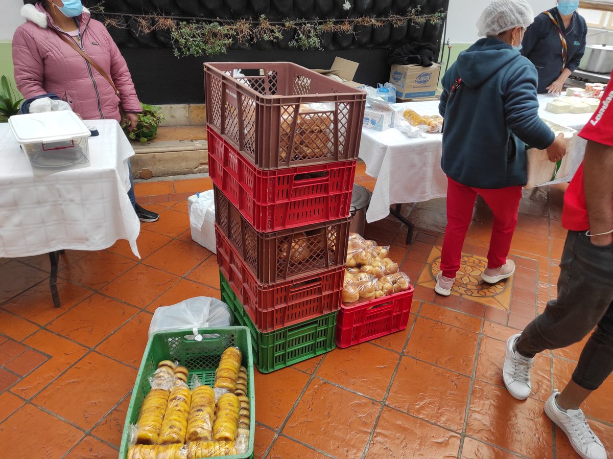NCTNOTICIAS's tweet photo. #AEstaHora | En las instalaciones de la @GobBoyaca, se adelanta la venta de productos ofrecidos por la comunidad de #Toquilla. 
¡Invitados todos! A disfrutar de la trucha, la mogolla y el queso. 
🧀🎣 🥯 https://t.co/bu6FcdsrUP