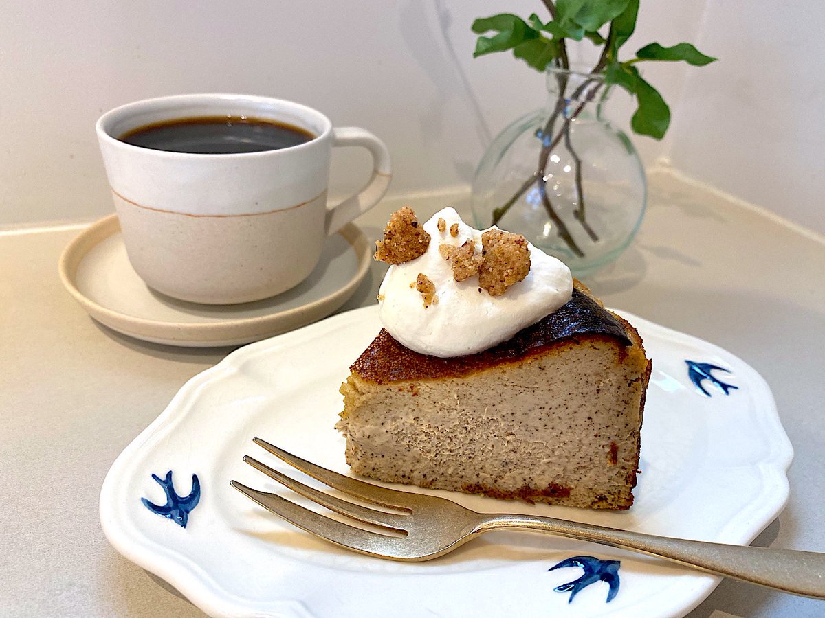 今学期お仕事無事に終わったので
まったりと1人カフェ☕️
今回は紅茶バスクにエチオピアコーヒー

#BonnelCafenook #ボンヌカフェ
#東京グルメ #東京カフェ
#十条グルメ #十条カフェ
#バスクチーズケーキ #コーヒー #カフェ