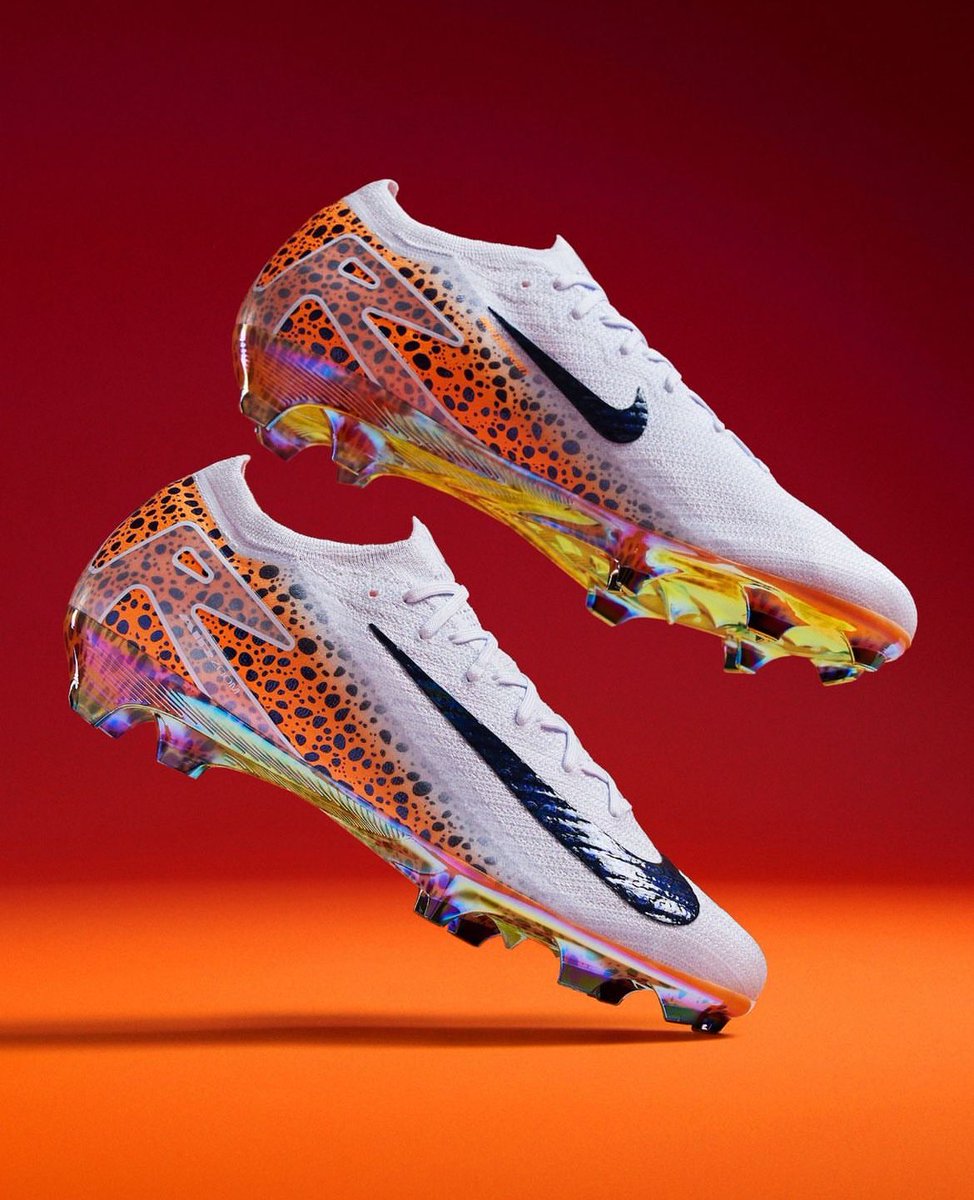 TeamCRonaldo's tweet photo. Cristiano Ronaldo's new shoes. 🔥🤩

Rate it out of 10? 🤔 https://t.co/xkUOgKyNbj
