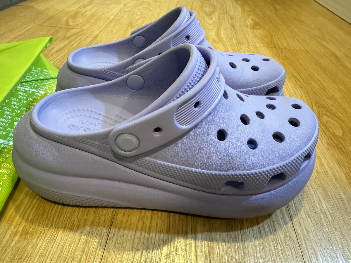 Daem8O's tweet photo. ส่งต่อ Crocs Classic Crush Clog สีม่วง (ไซส์ w7)+ แถม jibbitz ของแท้จากช้อปทุกชิ้น 

สภาพตามการใช้งานมีบางส่วนขัดไม่ออกค่ะ🥹 พร้อมโอนลดได้อีกค่า

1,800 ส่งฟรีค่า🙆🏻‍♀️💗

#ส่งต่อรองเท้า #รองเท้ามือสอง #ส่งต่อcrocs #crocsมือสอง #crocsthailand #ส่งต่อเสื้อผ้า #รองเท้าcrocsมือสอง https://t.co/Pxj4KIHgMA