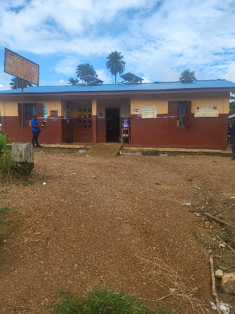 Today, we handed over 7 of 15 rehabilitated health facilities in Kailahun to the Ministry of Health. These facilities, part of our #SRHR project, will improve healthcare in 40 communities, protect children, and enhance women's rights. More to come!
#Healthcare
#SRHR