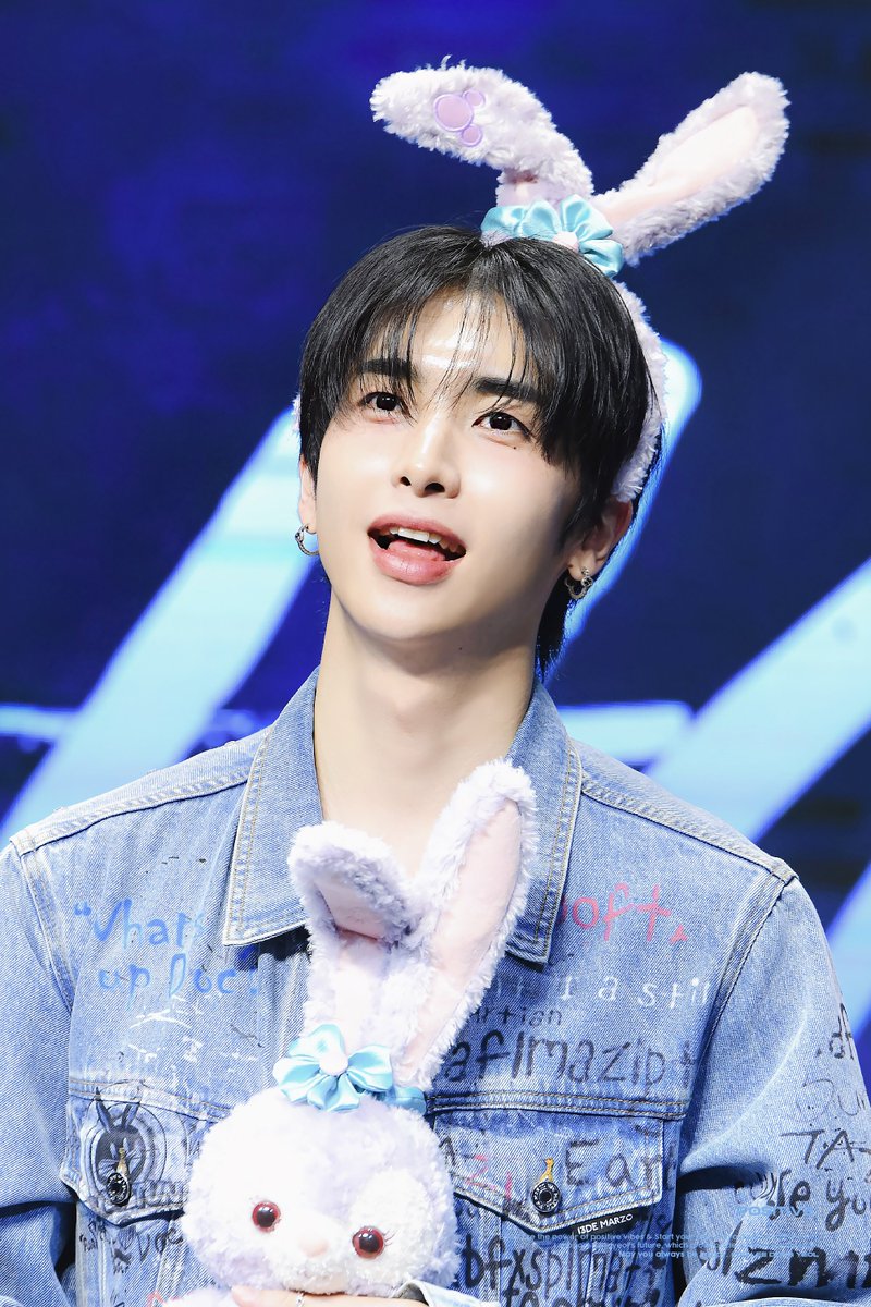 240706 팬싸인회 HQ.

토낑이가 토낑이 귀를 만들어용🐰

#이동열 #LEEDONGYEOL #イドンヨル <a href="/OFFICIAL_LDY/">이동열 LEE DONGYEOL</a>