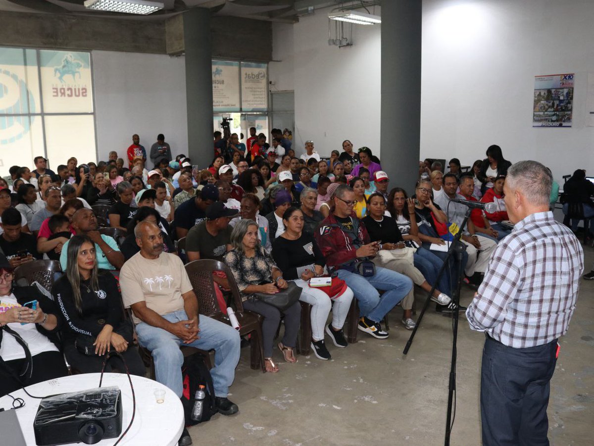 JoseVRangelA's tweet photo. Estructura política de los ejes Petare Sur y Petare Norte, listos y afinados con el 1x10x7 una estrategia revolucionaria y organizada para el triunfo de @NicolasMaduro este 28J. Será una reelección perfecta, una victoria perfecta ¡Viva el Gallo Pinto! #AfirmativosYPaLante https://t.co/ZhJyHUrPn0