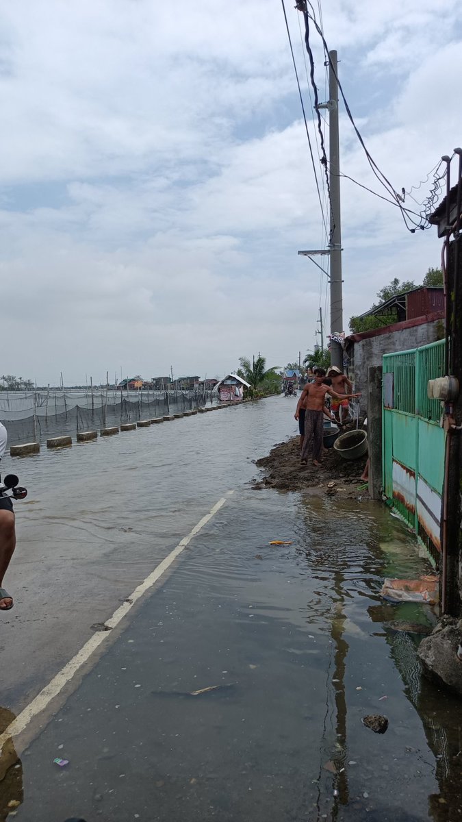 jamontalbs's tweet photo. Mula nung magsimula ang pagdadraga para sa Bulacan Aerotropolis nuong 2021, ay halos puro negatibong mga implikasyon nito ang nararanasan ng mga mamamayan at mangingisda sa Bulacan, dahil ang nakikinabang lang dito ay ang mga namumuhunan sa proyekto, hindi ang mamamayan mismo. https://t.co/FqZLjLYubr