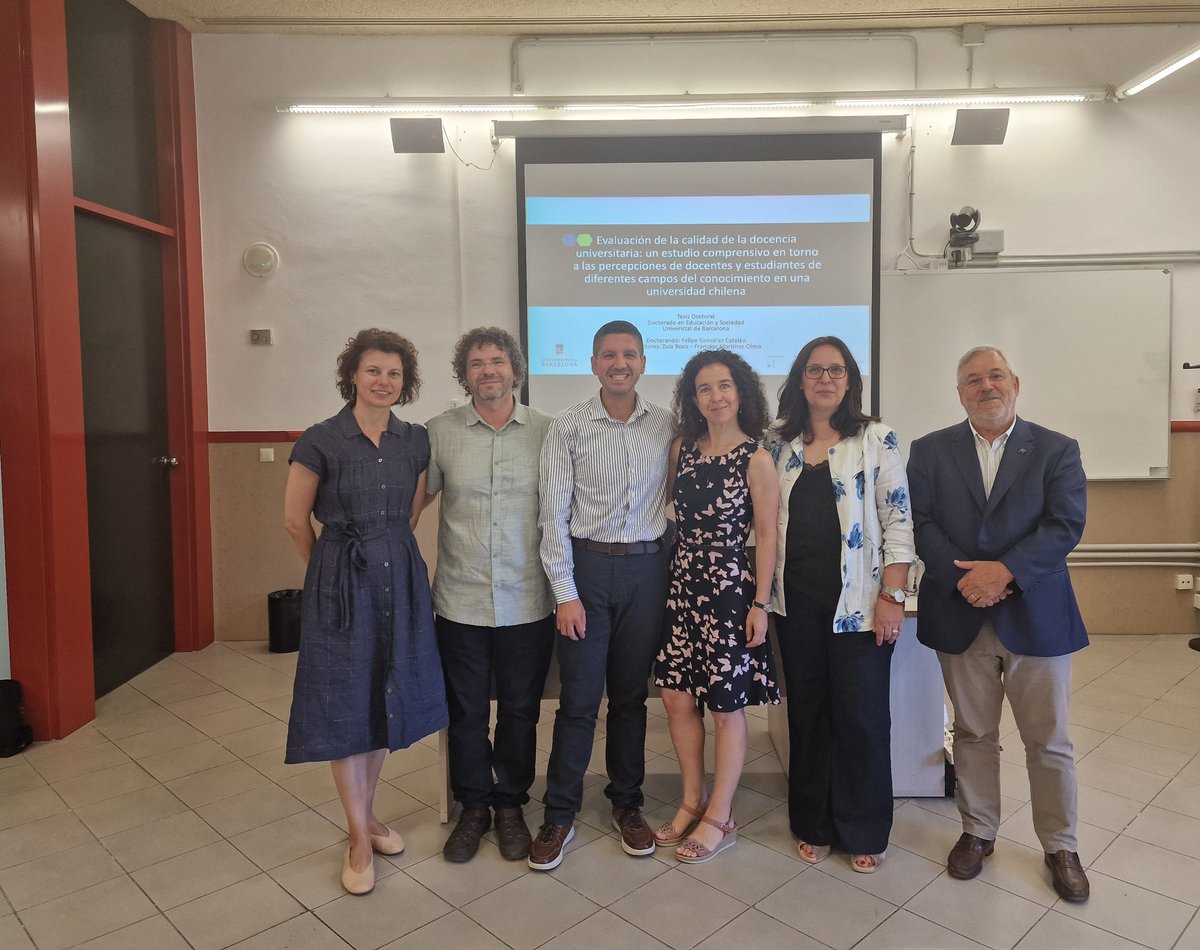 Hoy, se ha graduado un nuevo doctor por la Universidad de Barcelona! Enhorabuena <a href="/FelipGonzalezC/">Felipe González</a> 👏🔝
Orgullo de doctorando y un tribunal de lujo!
<a href="/EducacioUB/">Facultat Educació UB</a>
<a href="/Fodip_UB/">FODIP</a>
<a href="/fmopersonal/">Fcesc Martínez-Olmo</a>