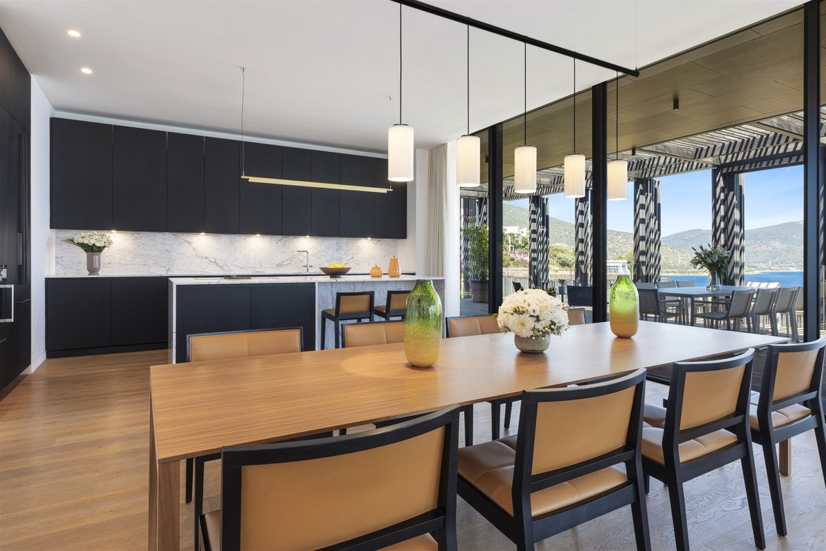 Featuring stylish interior design and overlooking the view of the Aegean Sea, Barbaros Reserve Residences Bodrum.
Şık tasarımını ve Ege Denizi manzarasıyla buluşturan Barbaros Reserve Rezidansları Bodrum.
Reservationoffice.barbaros@kempinski.com
0252 311 03 03
#kempinskibodrum