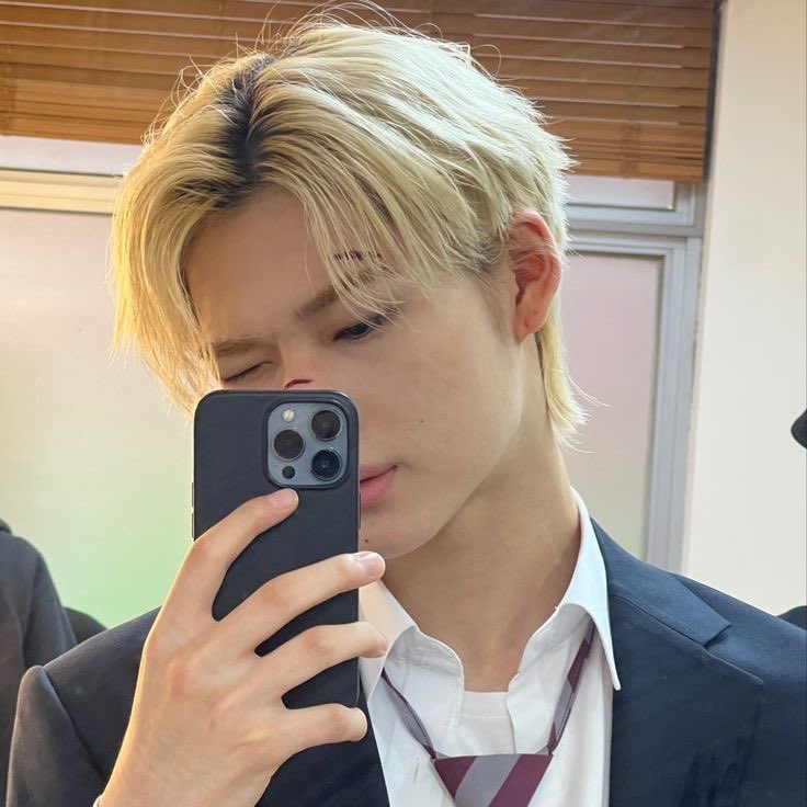 nksunbaem's tweet photo. these ni-ki mirror selcas 🫠 https://t.co/oAbW1fMHVP