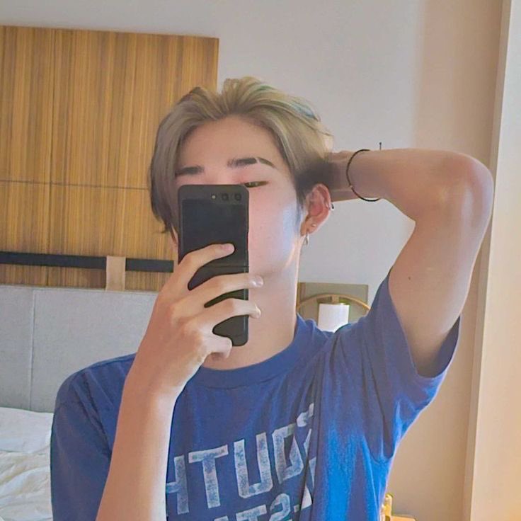 nksunbaem's tweet photo. these ni-ki mirror selcas 🫠 https://t.co/oAbW1fMHVP