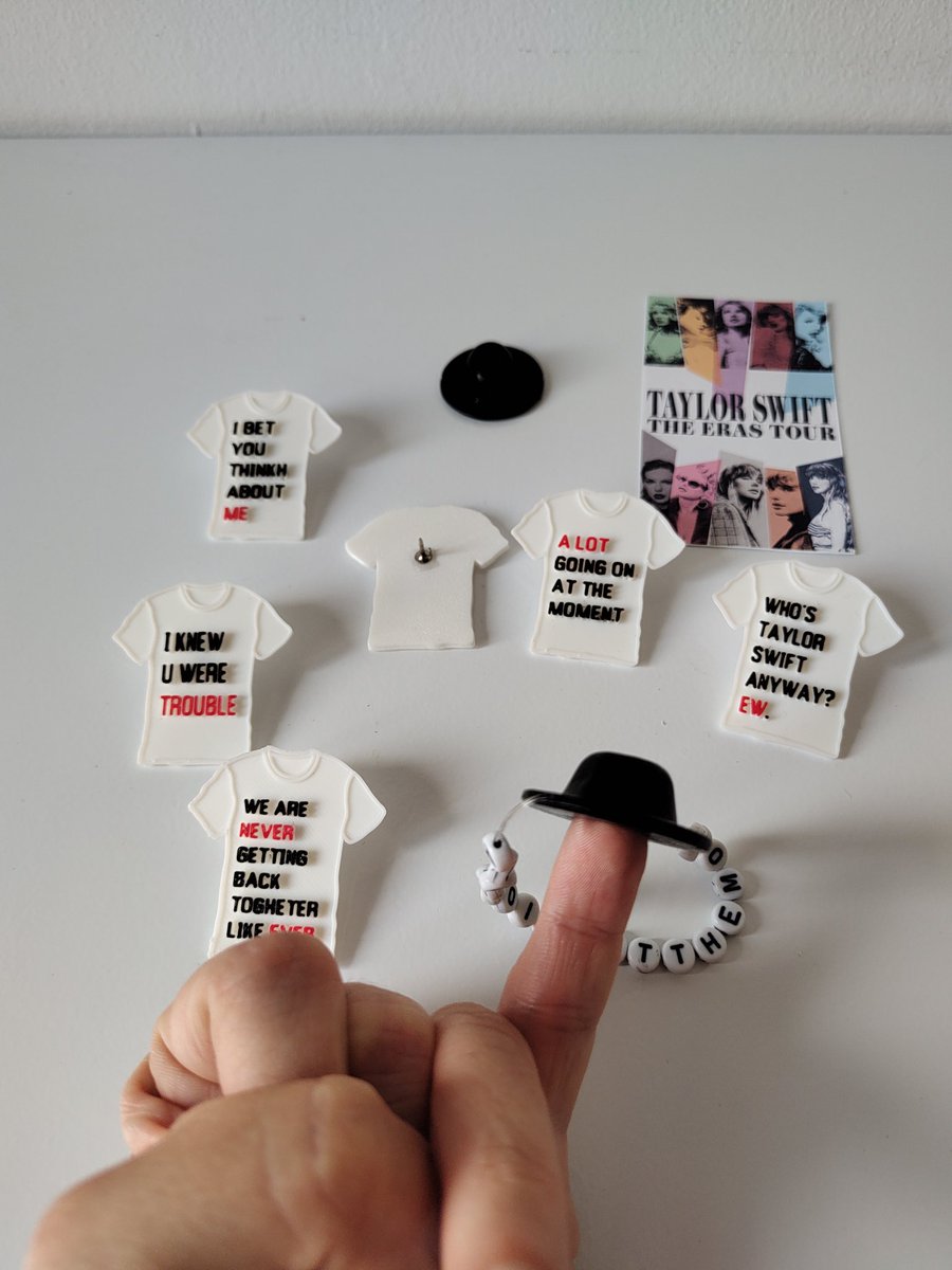 TheErasSwiftie's tweet photo. Tay will be in my city Warsaw for the first time. everyone dreams of a hat 22 and even though I know I won't be able to get it, I printed my bracelet with a 3D hat and pins to attach it to my T-shirt.  #WarsawTSTheErasTour #TSTheErasTour https://t.co/2CGGrbQaJZ