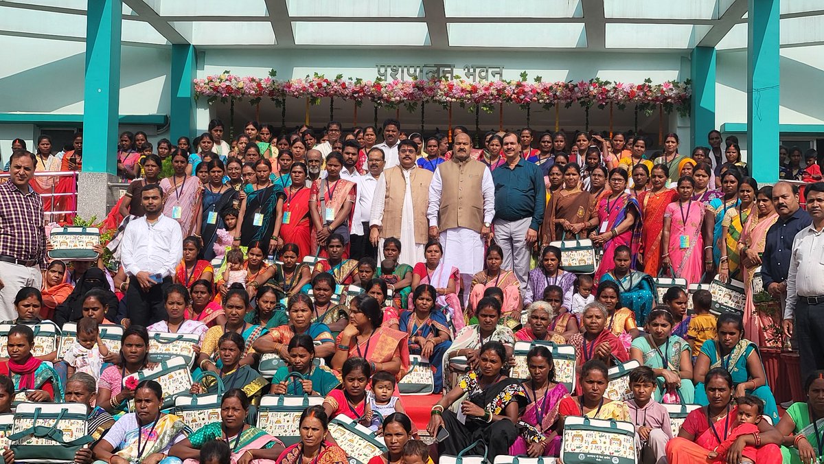 rajivranjanpras's tweet photo. गौशालाओं के आत्मनिर्भरता के दृष्टिगत मंत्री .@DipikaPS महोदया द्वारा गो सेवा आयोग के महती कार्यक्रम हमारी गौ माता हमारा दायित्व का शुभारंभ हुआ एवं गोबर प्रसंस्करण के जरिए रोजगार सृजन को लेकर महिला प्रशिक्षणार्थियों को प्रमाण पत्र बांटा गया 
@INCJharkhand
@kharge @GAMIR_INC https://t.co/W5l6JA4Qy0
