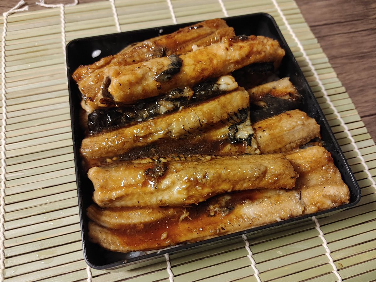South_North_'s tweet photo. うなぎ(目) https://t.co/iXhZ8pIF5c